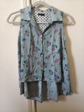 Sleeveless Floral Button-Front High-Low Top in Mint
